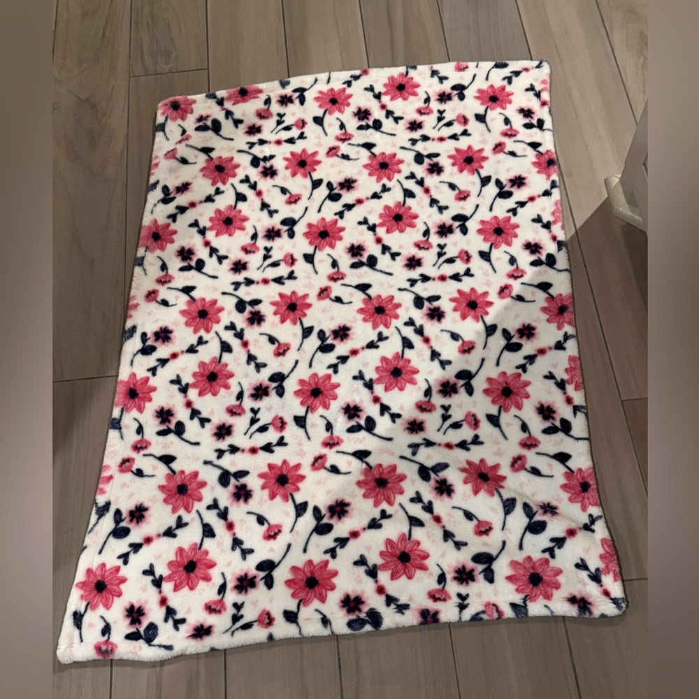 Plush Floral Patterned Blanket 30x40in no stains or wear